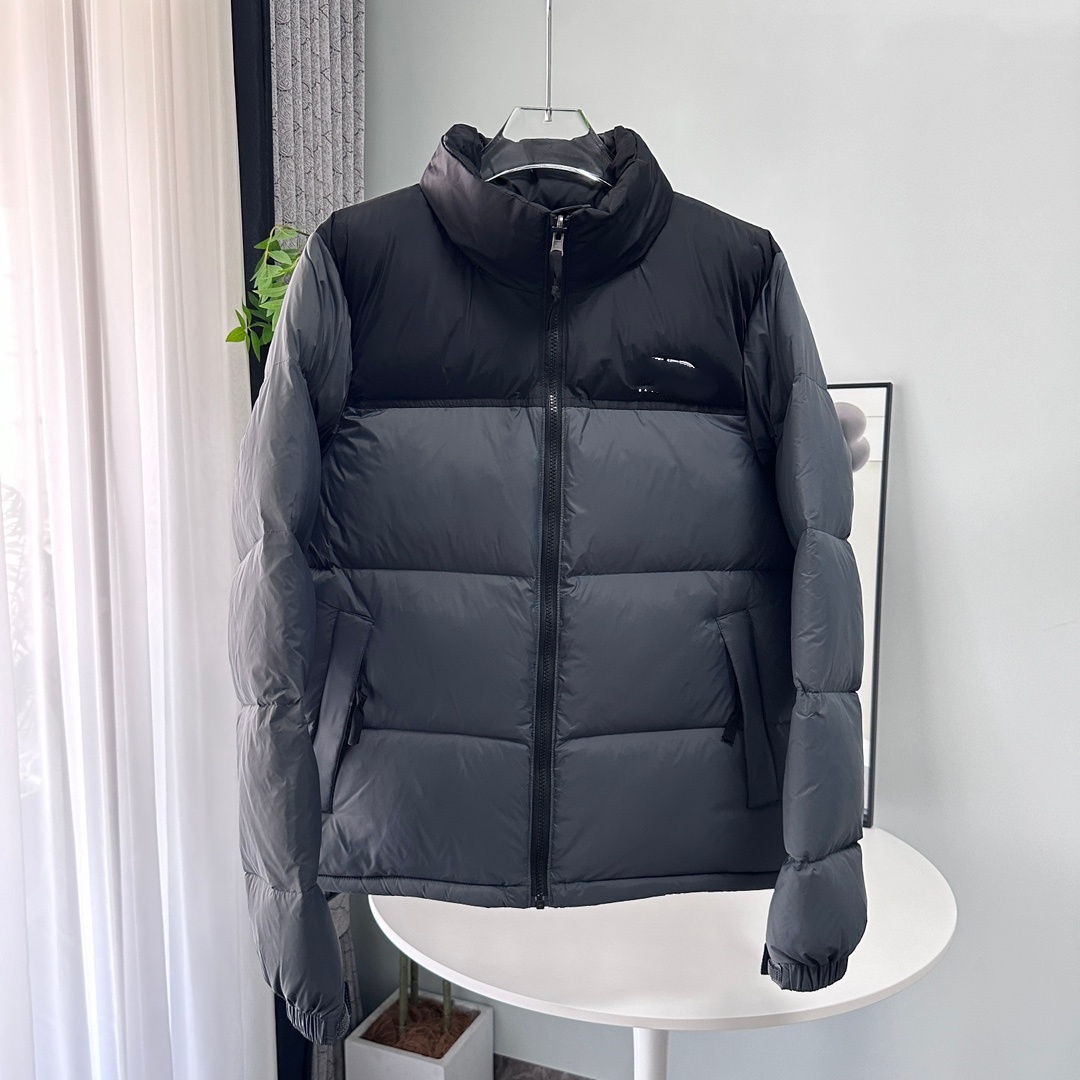T waterproof jacket for the stormwear, a men's and women's matching hooded casual sportswear two-piece set.