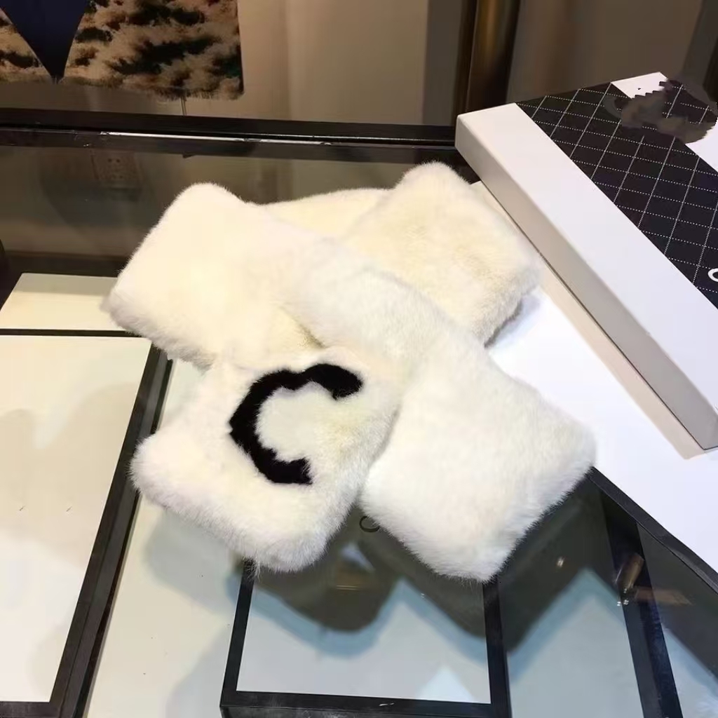 Designer ScaClassicrf Women Soft Rabbit Fur Winter Wrap Black White Letter Pattern Warm Comfortable Fashion Accessory for Outdoor Wear Trendy Christ