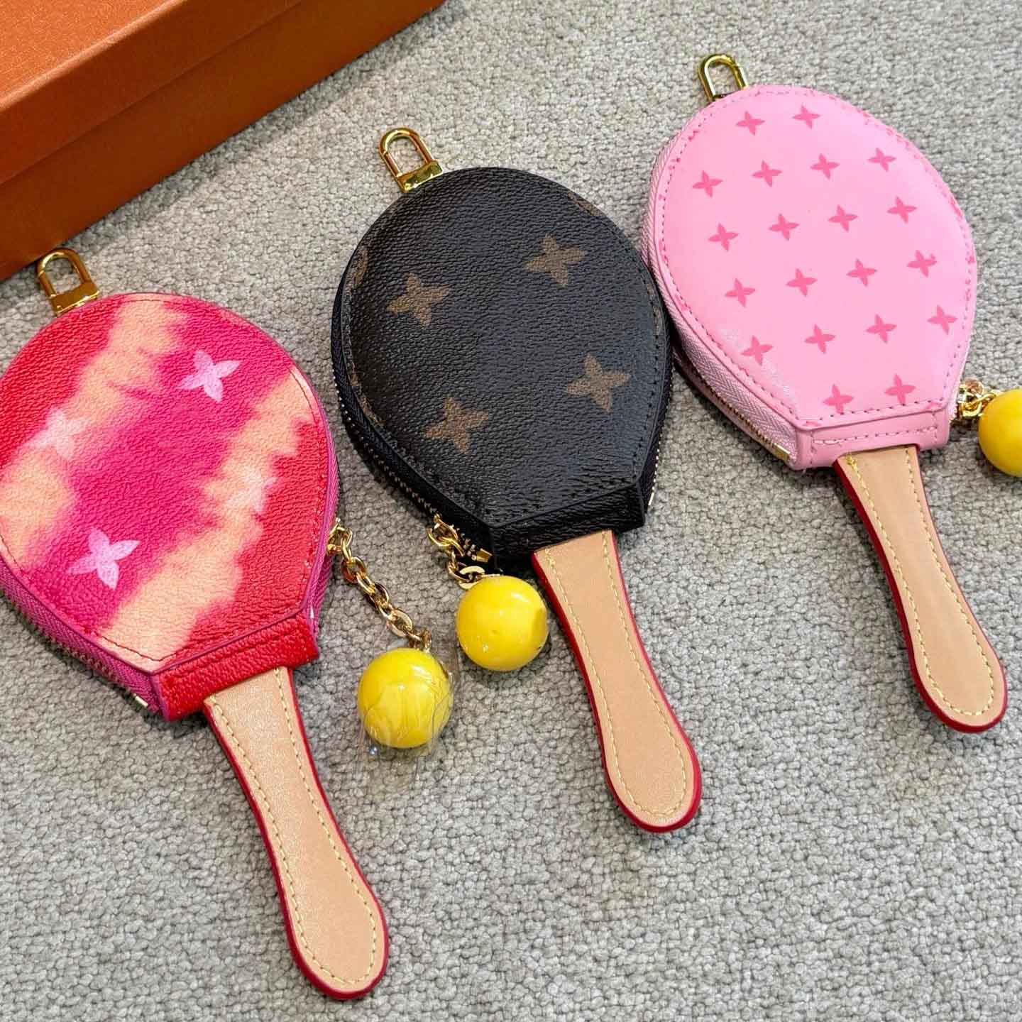 26SS Womens Luxury Designer New Tennis Racket Keychain Fashion Bag Accessories Colorful Flwoer Leather Zero Wallet Multifunctional Purse Pouch Headp