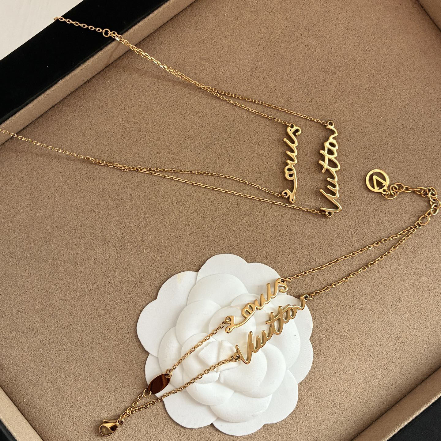 Exquisite Designer Gold Plated Letter Pendant Necklace Bracelet Luxurious High End Gift Suitable For Ladies Parties Exquisite Matching With Jewelry