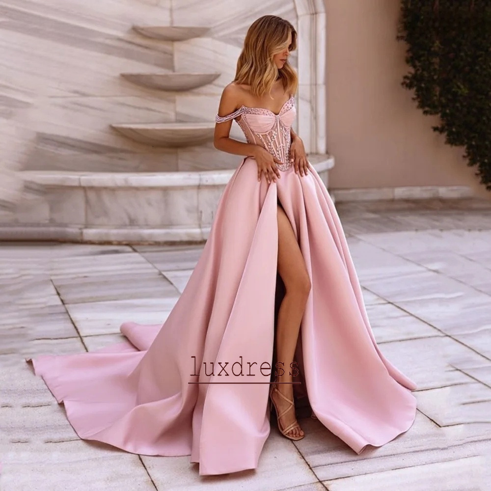 Abiti da sera in raso rosa con linea A Abiti eleganti con corsetto in rilievo con spalle scoperte Abiti da festa con scollo a cuore Abito da cerimon