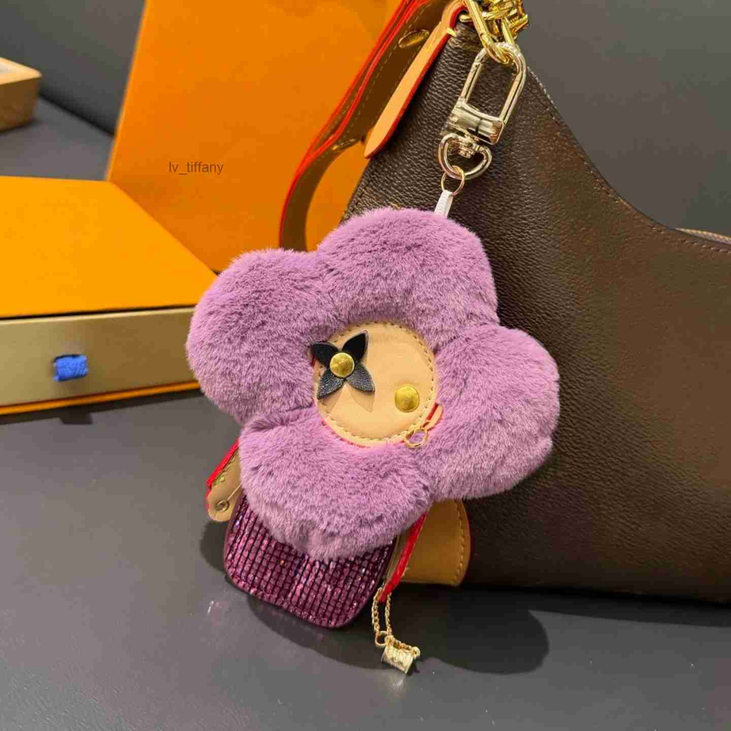 Luxury Designer Sunflower Fashionista Bag Charm Bag Charm Letter Plush Keychain Designer Bag Chain Pendant Luxury Metal Car Key chain Lovely Gifts