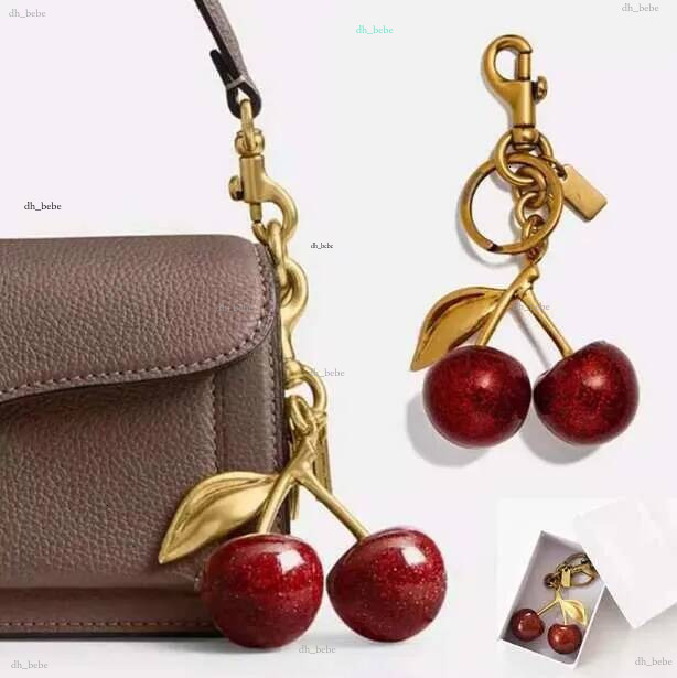 Porte-clés cerise dorée, breloque en résine brillante, accessoire de sac en métal, cadeau élégant pour femmes, décoration de sac à main ou de sac