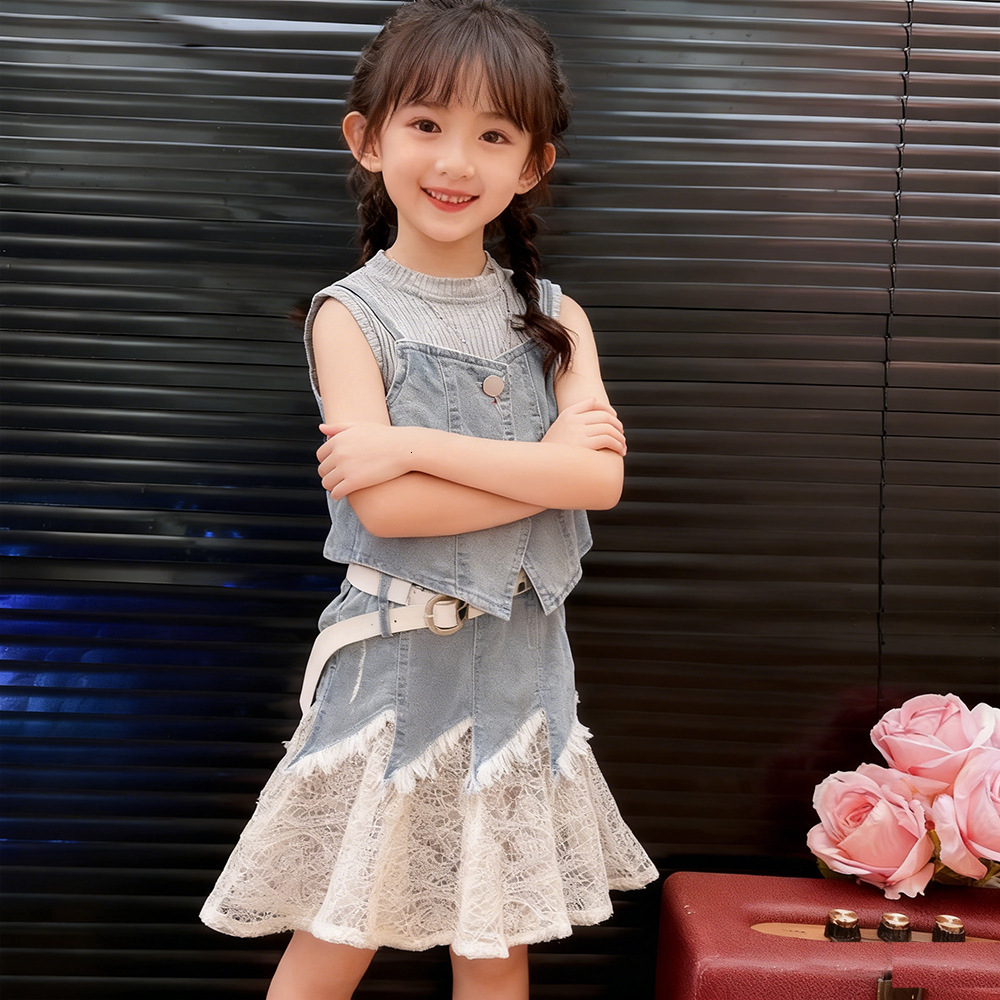 Ready-to-ship girls' outfit, stylish Korean-style children's spring autumn set, denim vest and skirt three-piece set for little girls