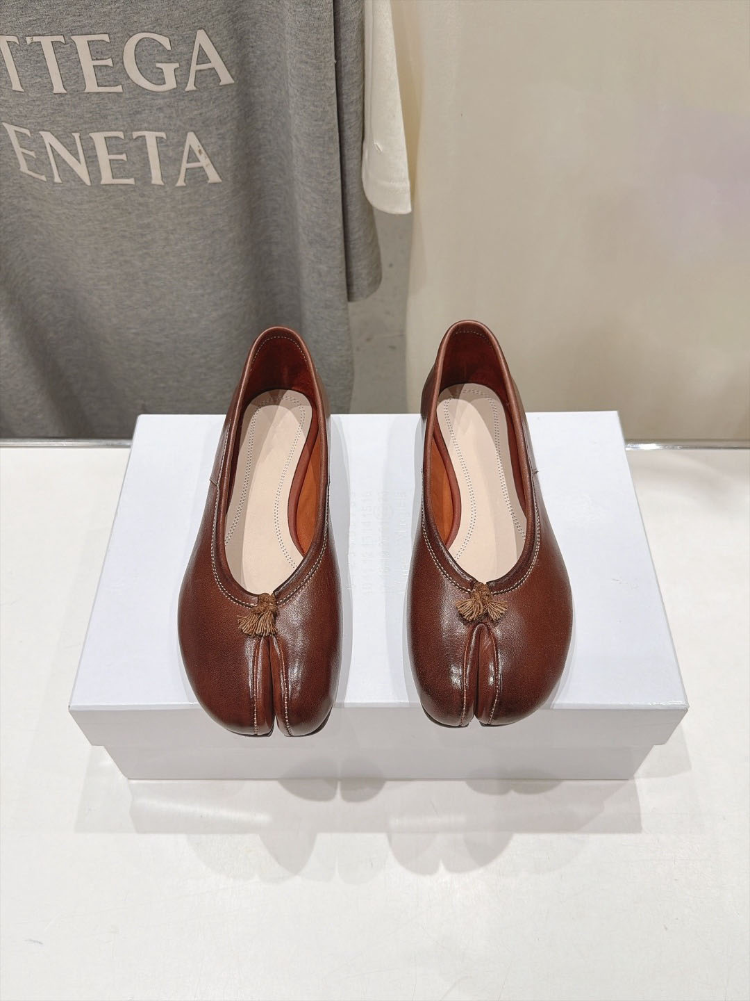10a Top Mirror Quality Luxury Designer Sandals Woman Genuine Leathers 2026 New MM6Classic Flat Bottom Splitting Toes Ballet Shoes