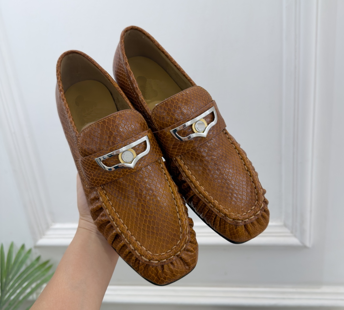 Luxury Designer Women Men Dress Shoes Top Quality New Genuine Leather Loafers Metal Buckle Slip On Flat Shoes Pleated Design Office Shoes