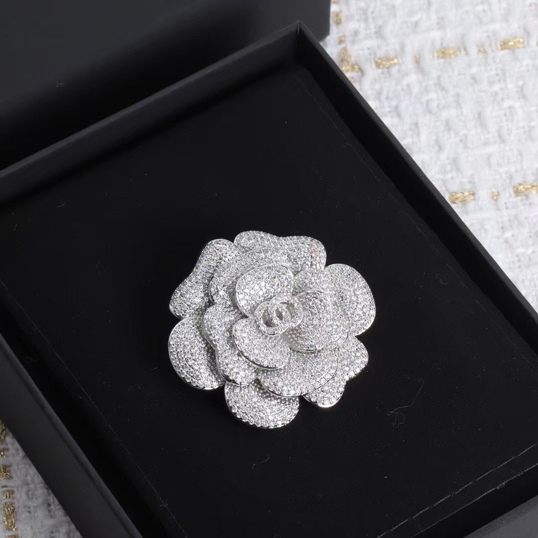 Flower Letters Brooch Luxury Sparkling Diamond Brooches Designer Fashion Suits Pins For Womens Ladies Party Dress Accessories Jewelry