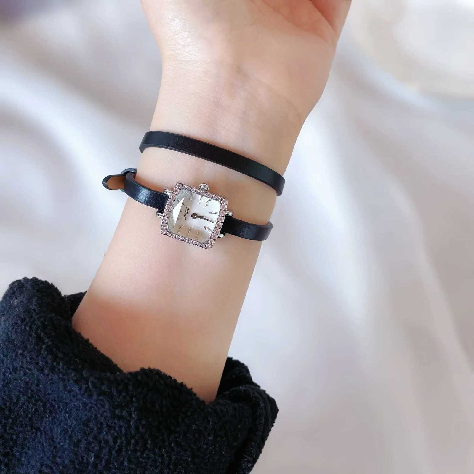 Women's Watches 2024 New Women's Watch Light Luxury Temperament Watch Mini Small Dial Quartz Watch Belt Diamond Small Square WatchT260923