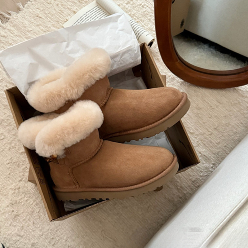 Designer Women Turn Down Fur Collar Short Snow Boots Suede Wool Lined Thick Platform Winter Warm Ankle Boots With Horn Button