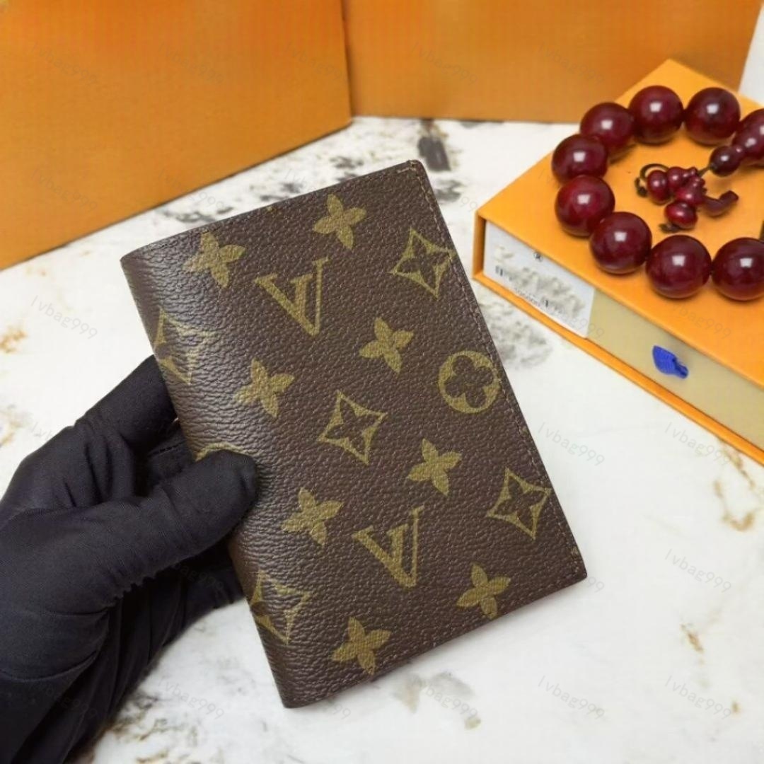 2026 10A High Quality Unisex Luxury Designer Wallet Vintage Monogram Canvas Passport Credit Card Cover Men Women Travel Passport Purse Card Holder B