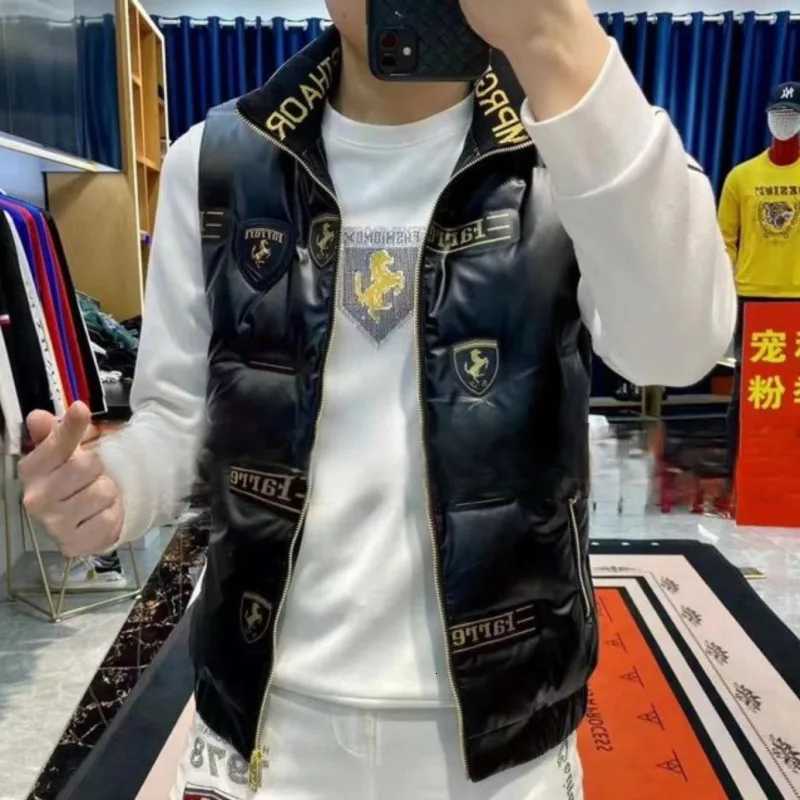 Down Parkas Winter Fashion Men's Letter Metal Medal Sleeveless Jacket Mens Stand Collar Shinny Rhinestones Down Vest Solid Color Coat Men Vest