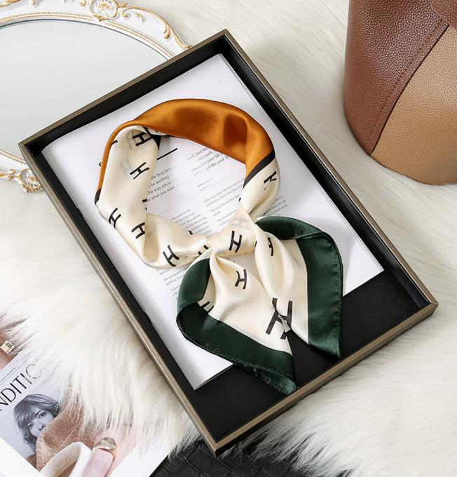 Classic H Designer Carriage Pattern Square Scarf Elegant Ladies Smooth Neck Wrap Multipurpose Fashionable Headscarves And Scarves 70X70CM