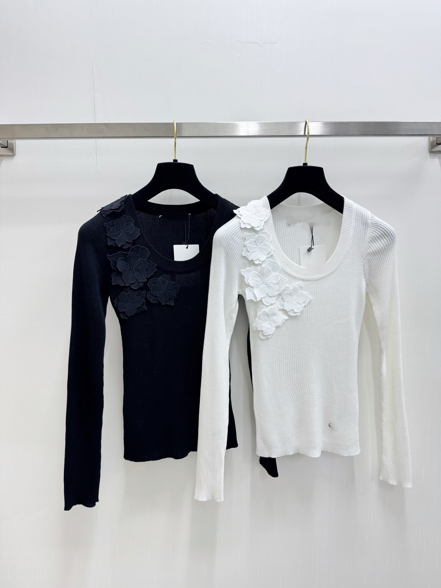 2026 White/Black Women's Sweaters Designer Solid Flowers Logo Pullovers For Womens 92309