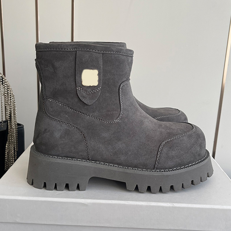 Classic Designer Womans Thick Soled Snow Boots Luxurious Plush Hardware Buckle Decorative Short Boots Womens Autumn Winter Outdoor Wear Snow Boots S