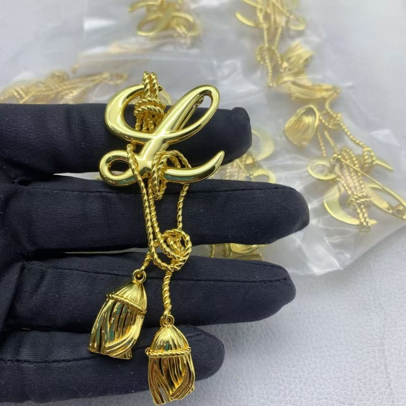 18K Plaqué Or Corde Noeud Gland Broche De Luxe Vintage Lettre Déclaration Broche Bijoux De Mode pour Hommes Femmes Costume Écharpe Accessoire Cad