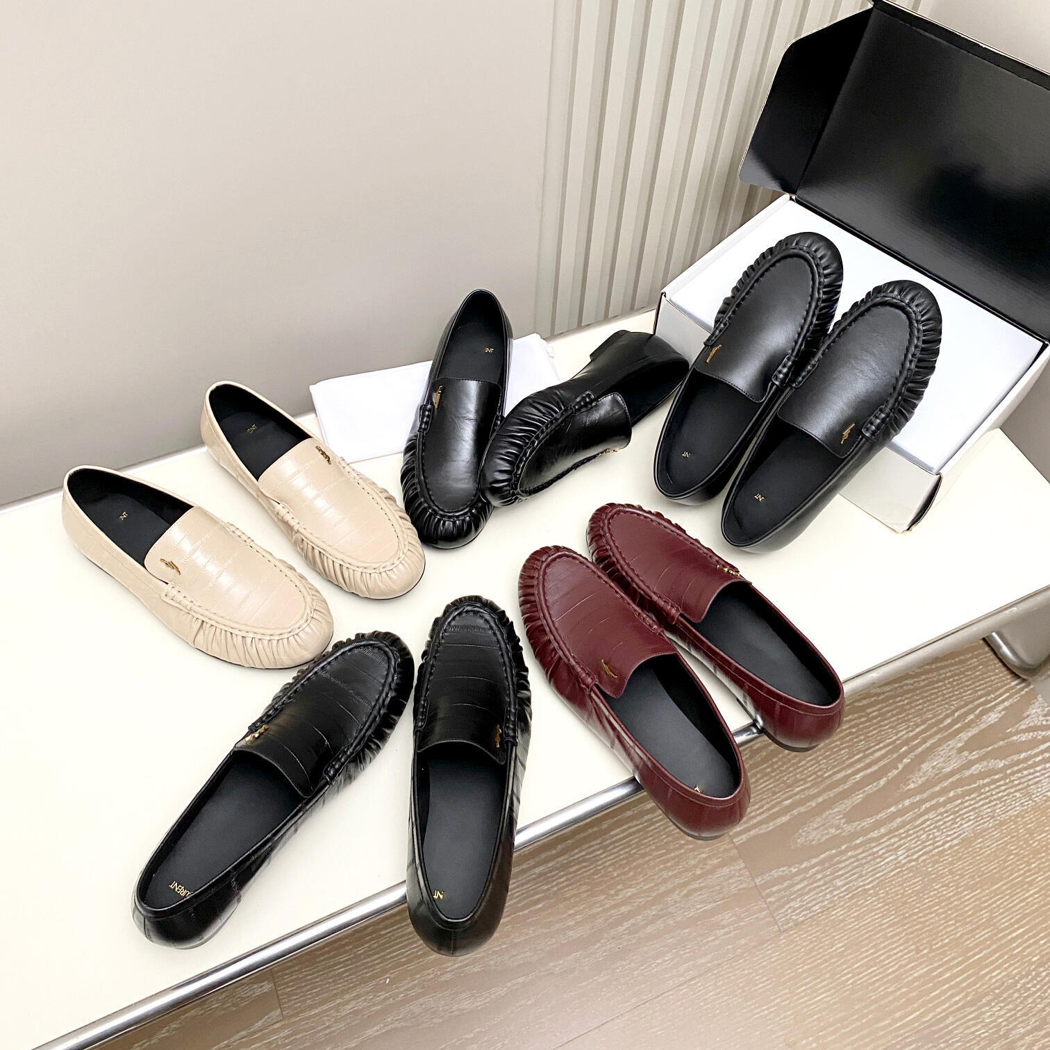Fashion Elegant Women Flat Dress shoe Loafers Ruched Edge Metal Logo luxury Designer Genuine Leather Suede Men Slip On Office casual Walking shoes