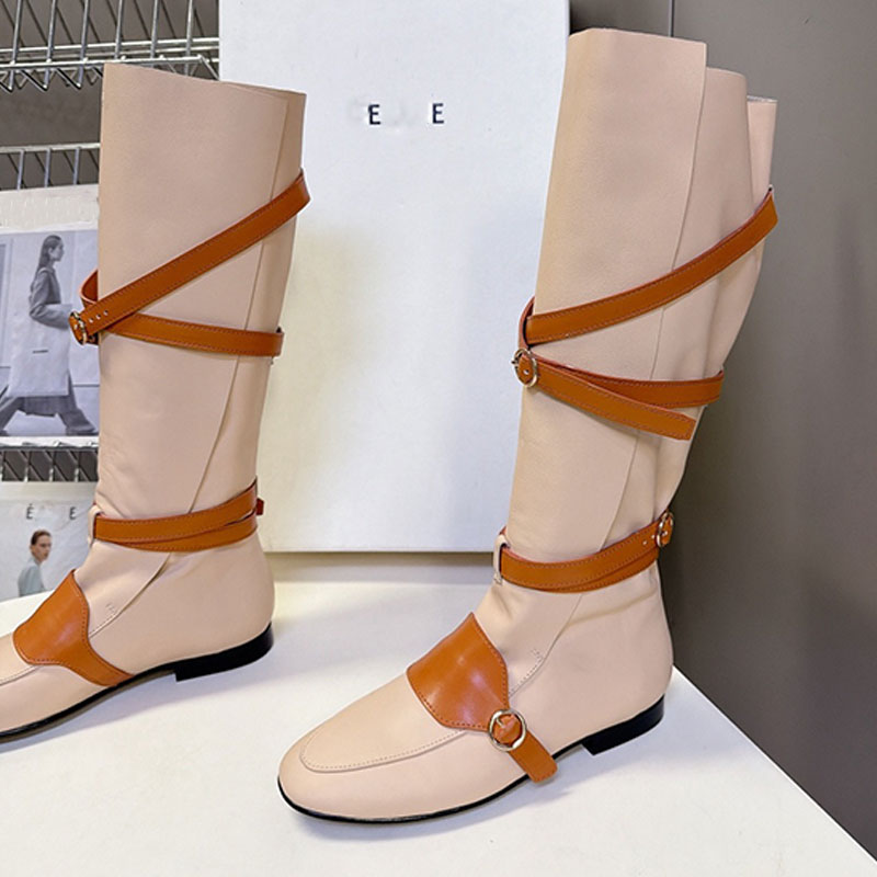SS27 Botas de fondo plano de lujo para mujer Botas altas de estilo ecuestre clásico Botas de diseñador Le Fu Correa horizontal con punta y adorno de