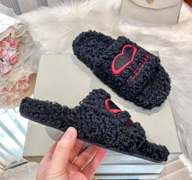Women Fuzzy Slippers Luxury Lamb Wool Thick-Sole Versatile House Slides Sandals Non-slip Flat-bottom Plush Outdoor Wear Autumn Winter New Arrival