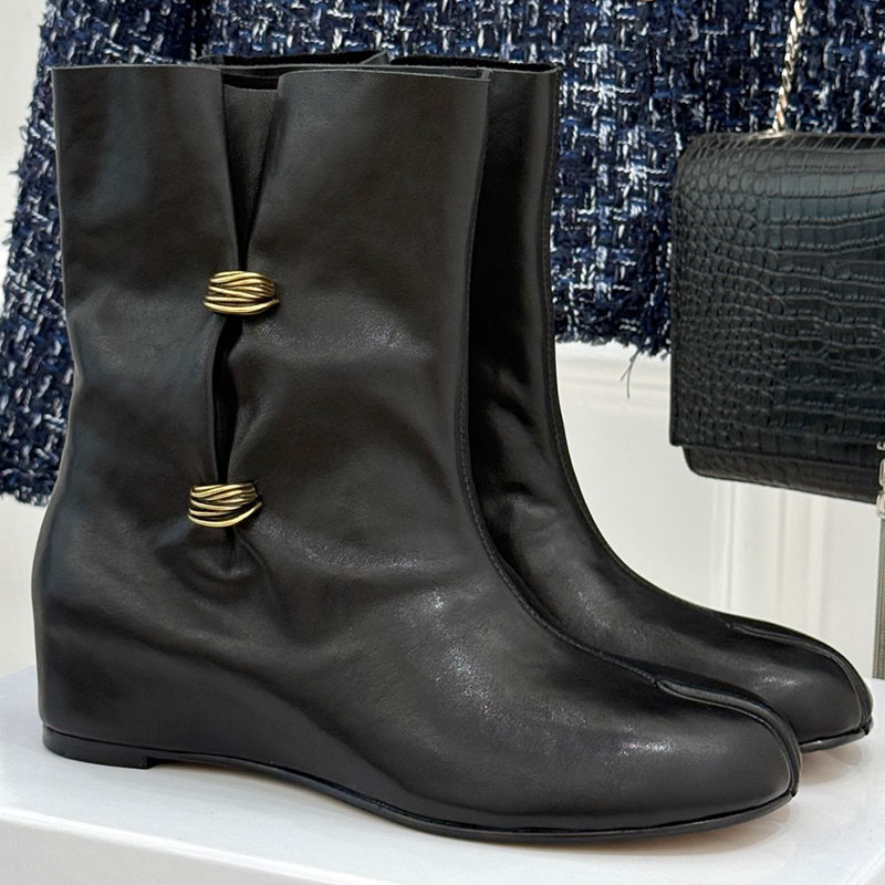 Womens Short Boots Designer Lazy Pleated Leather Short Boots Simple Metal Accessories Invisible Wedge Heel Design Daily Versatile Slimming Leather B