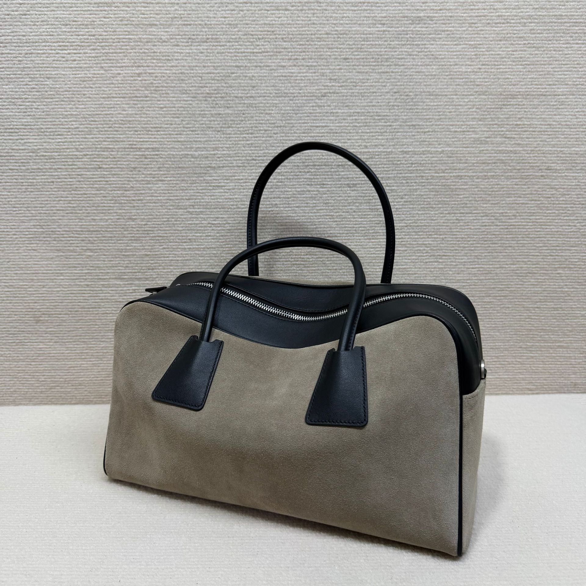 New Cowhide Boston Pillow High-Quality Genuine Leather Women's Bag, Large-Capacity Frosted Versatile Bowling Bag Suotong260924
