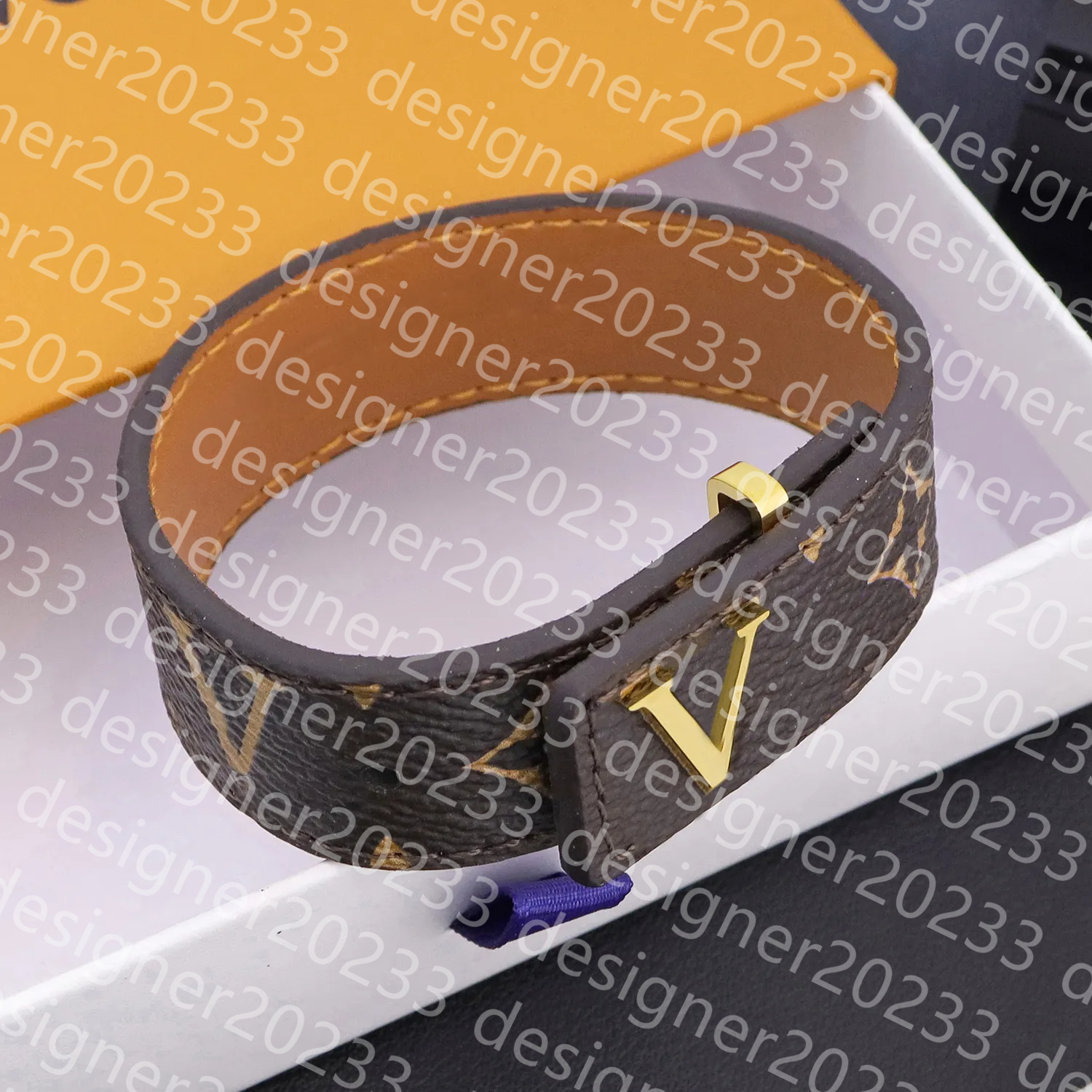Pulsera para hombre Pulsera de diseñador Pulsera de cuero con textura negra mate Detalles de metal pulido Regalo de joyería refinada diaria versátil