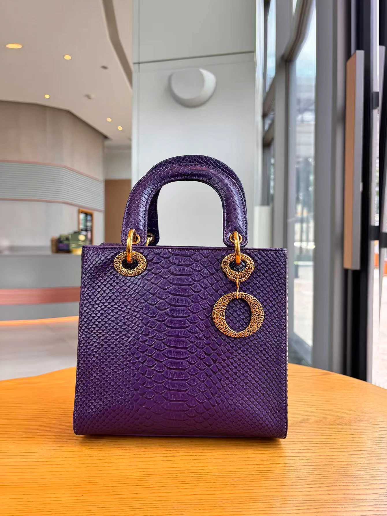 Evening Bags Totes 2026 New Fashion Snake Lady Handbag Niche Design Advanced Texture Temperament Exotic Small Bag Commuter Joker Shoulder Me H261016