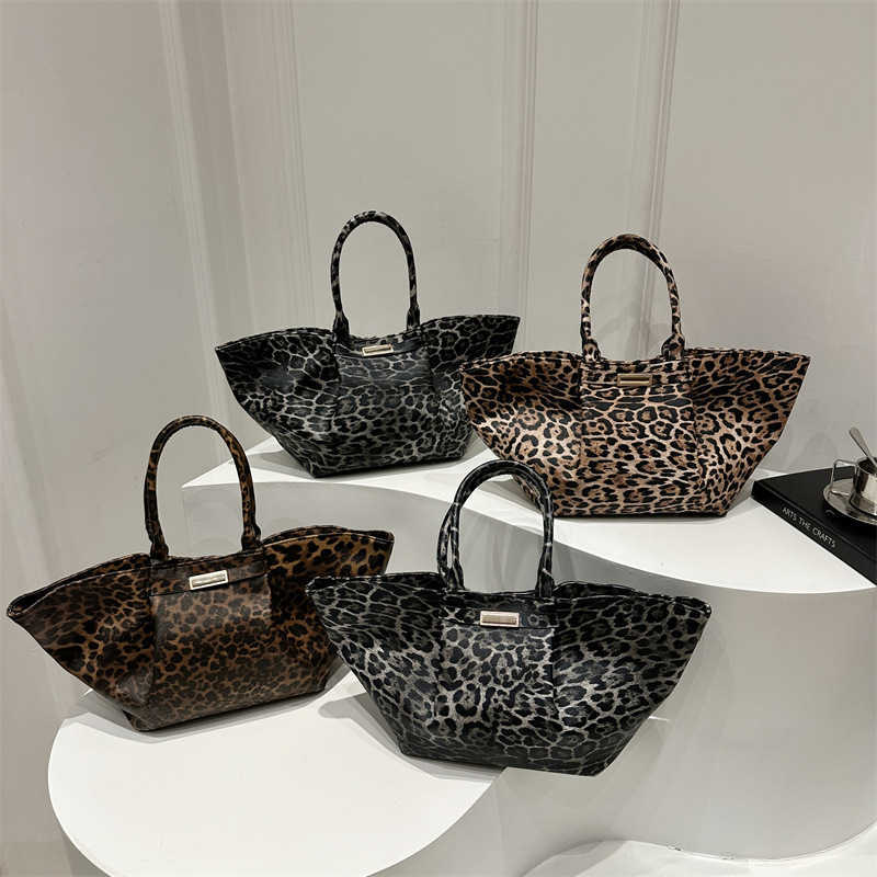 Leopard print, large capacity, new style, casual, simple, fashionable, and practical tote bag for commuting, designed for women