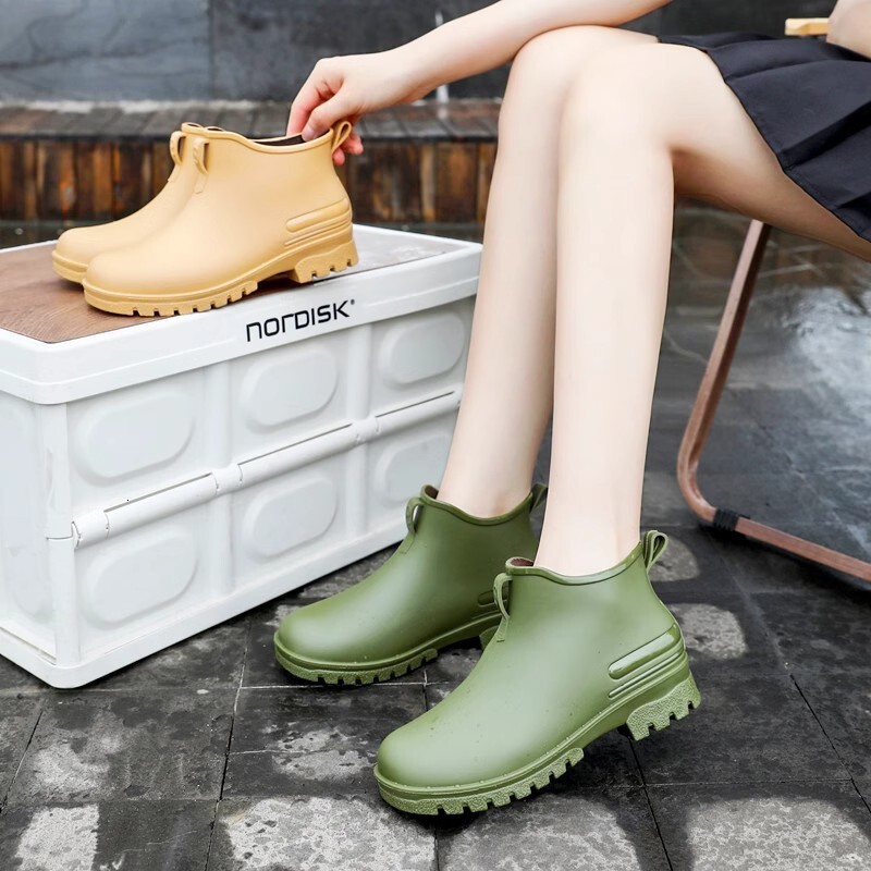 Niche Design Botas de lluvia cortas de estilo japonés para mujer, impermeables, antideslizantes, suela gruesa, forro de felpa, botines cálidos de in