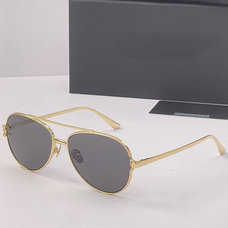 CH2233 Womens Designer Pilot Sunglasses Golden metal frame Grey gradient lenses Logo design on the front of the temple Mens Beach Street Trendy Fash