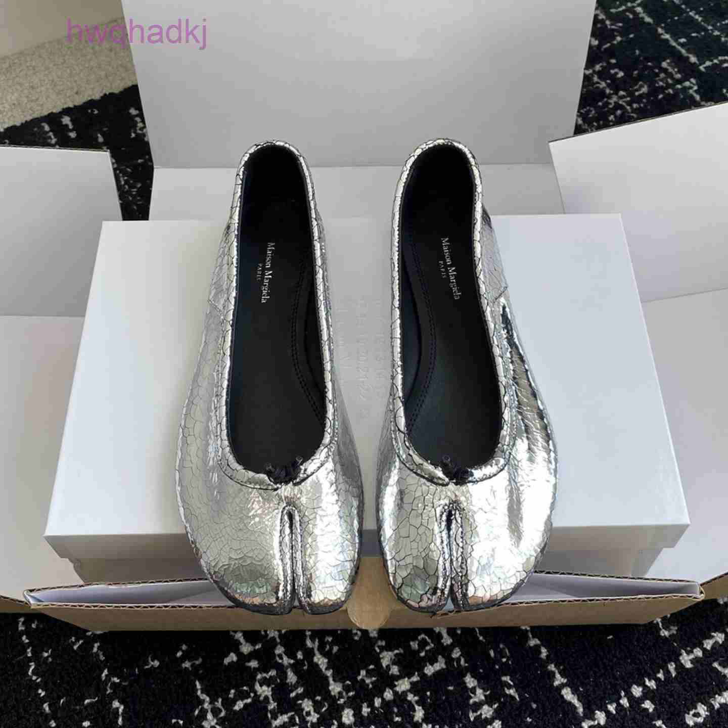 Luxury mm6 loafers Designer ballet flat shoe Chunky Heel maison tabi shoes Cracked Silver lambskin leather woman mary jane dress classic formal lady
