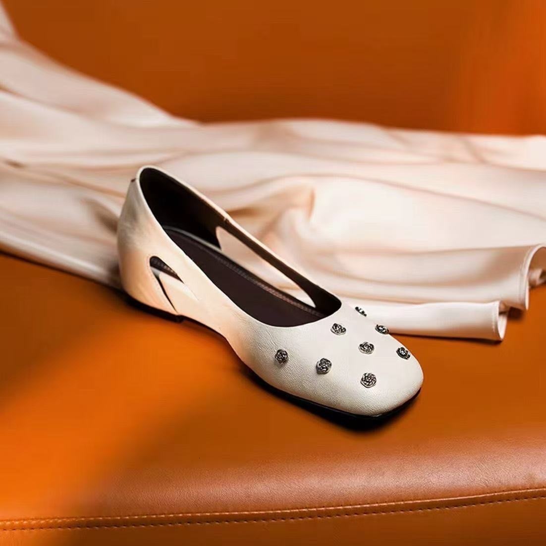 Minimalist style rivet for women, flat-heeled, slip-on soft leather round-toe shoes, new spring casual shallow-cut flats