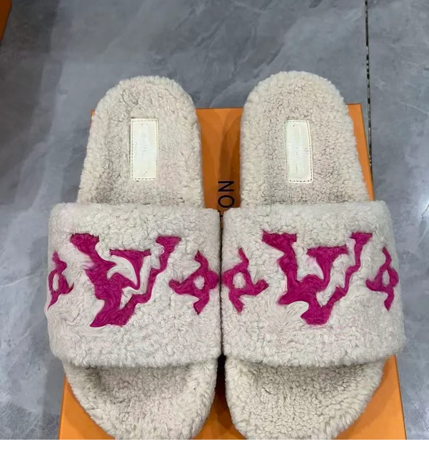 Women Fuzzy Slippers Luxury Lamb Wool Thick-Sole Versatile House Slides Sandals Non-slip Flat-bottom Plush Outdoor Wear Autumn Winter New Arrival V2