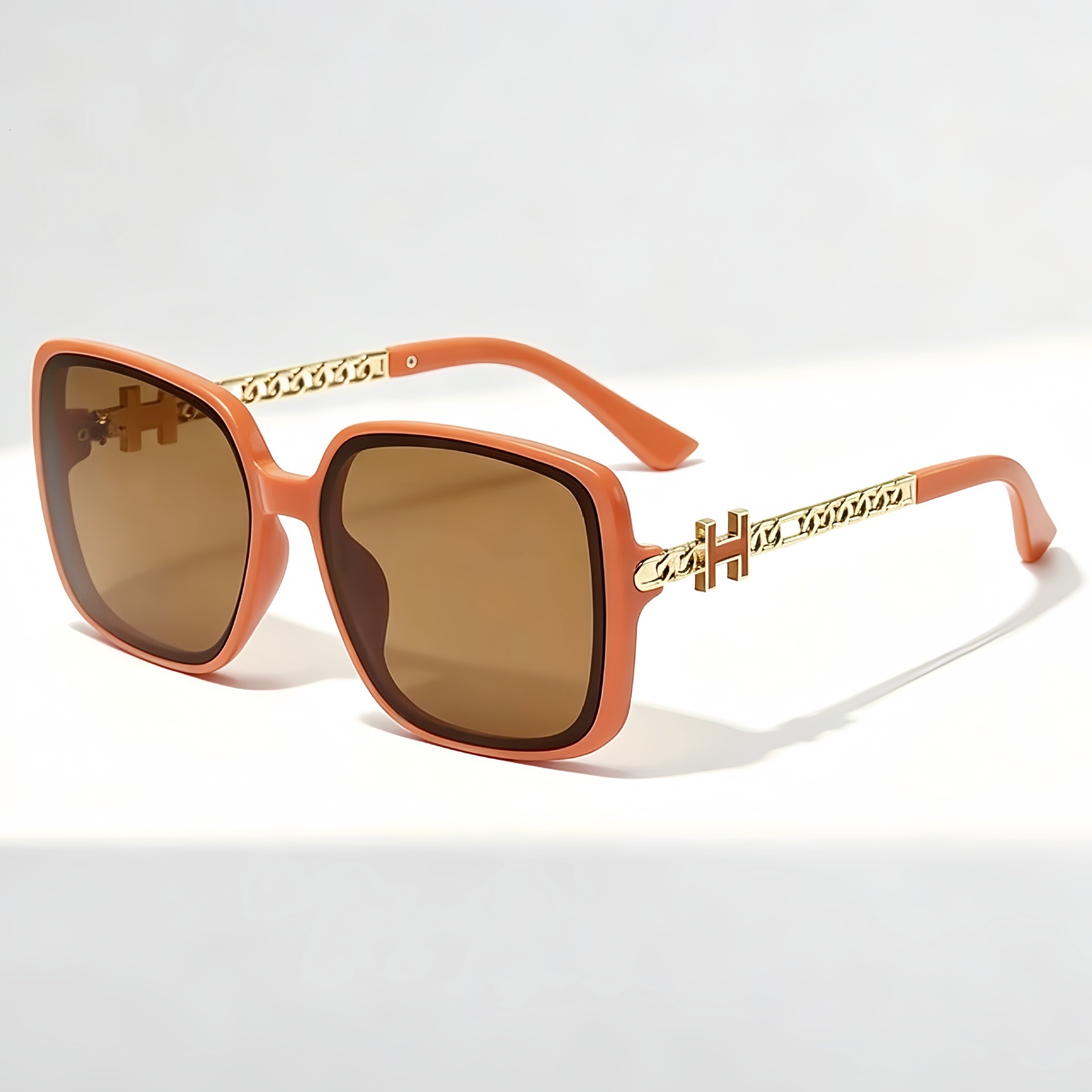2026 Live-Streaming Hit: Emma Orange Large-Frame Fashion Sunglasses For Women, Face-Slimming, With Chain Temples And Letter Logo Luxury Brand Design