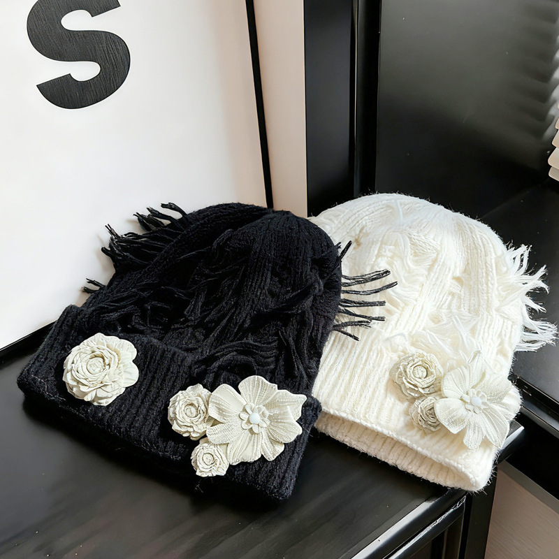 Designer Womens Knitted Beanie Hat Handmade 3D Fabric Flower Decor Beanie Hats Retro Broken Hole Tassel Design Warm Winter Cap Fashion Streetwear He