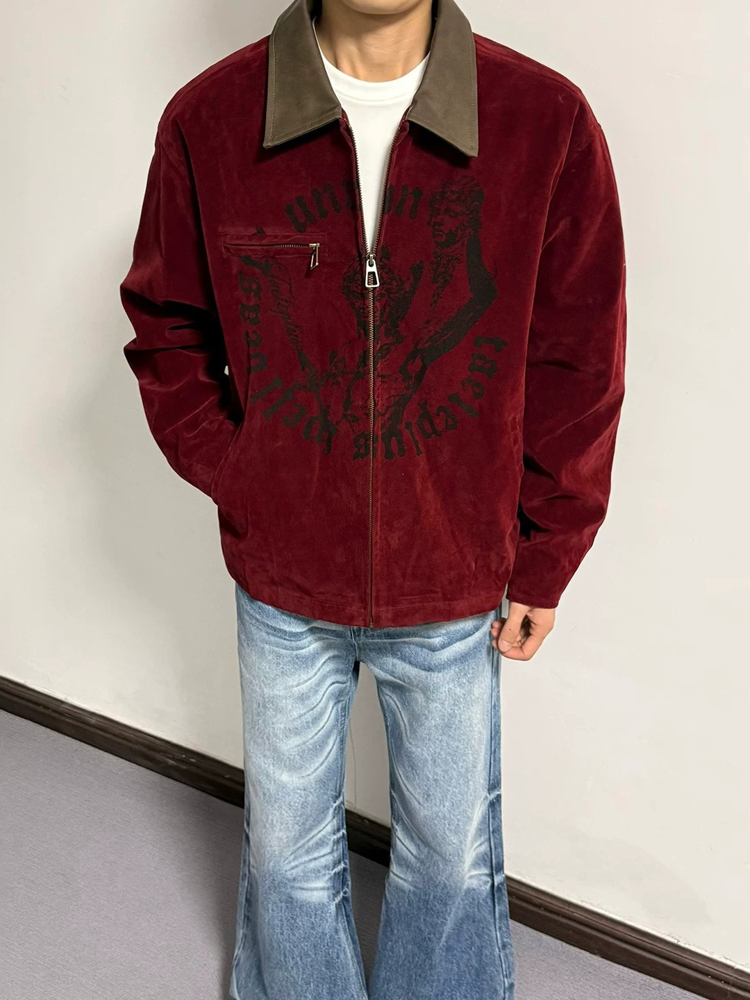 2026 Autumn New American Retro Style Faux Suede Cross Portrait Print Lapel Jacket for Men, Wine Red