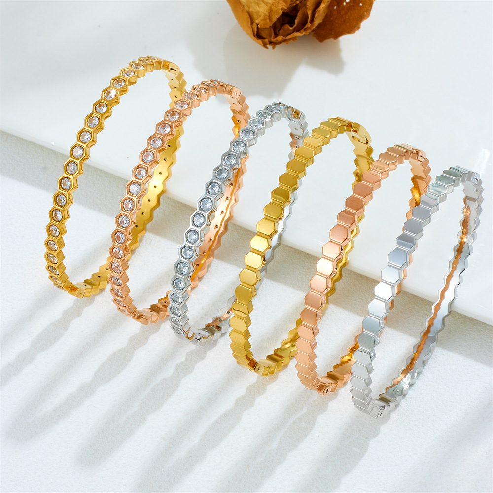 Ice with VVS moissanite usted diamond-shaped niche design titanium bracelet for women, light luxury, simple and high-end, ins-style stainless steel