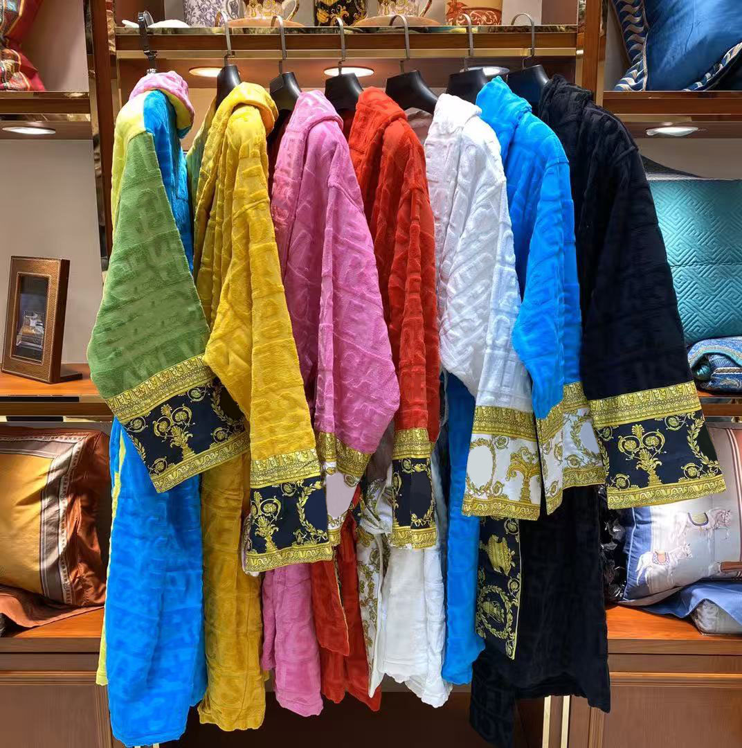 Veet Bathrobe Designer robe Baroque Fashion Pamas Mens Women Letter Jacquard Printing Print Sleeves Shawl Collar Pocket Belt 100% Cotton66