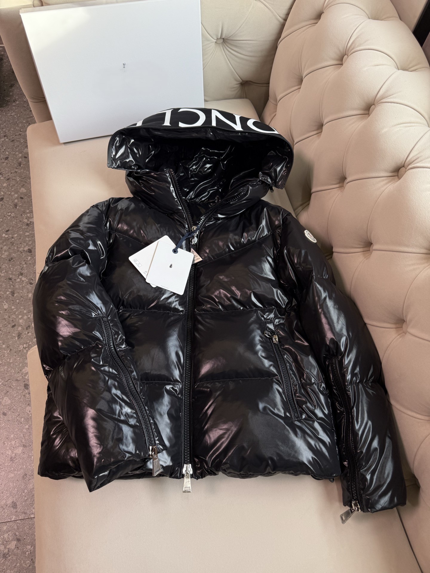 Designer Womens puffer Jacket Down Jackets Genuine fur Collar Embroidered Badge Hooded Woman Coat Warm Winter Jacket With Belt Women Clothing Coat b