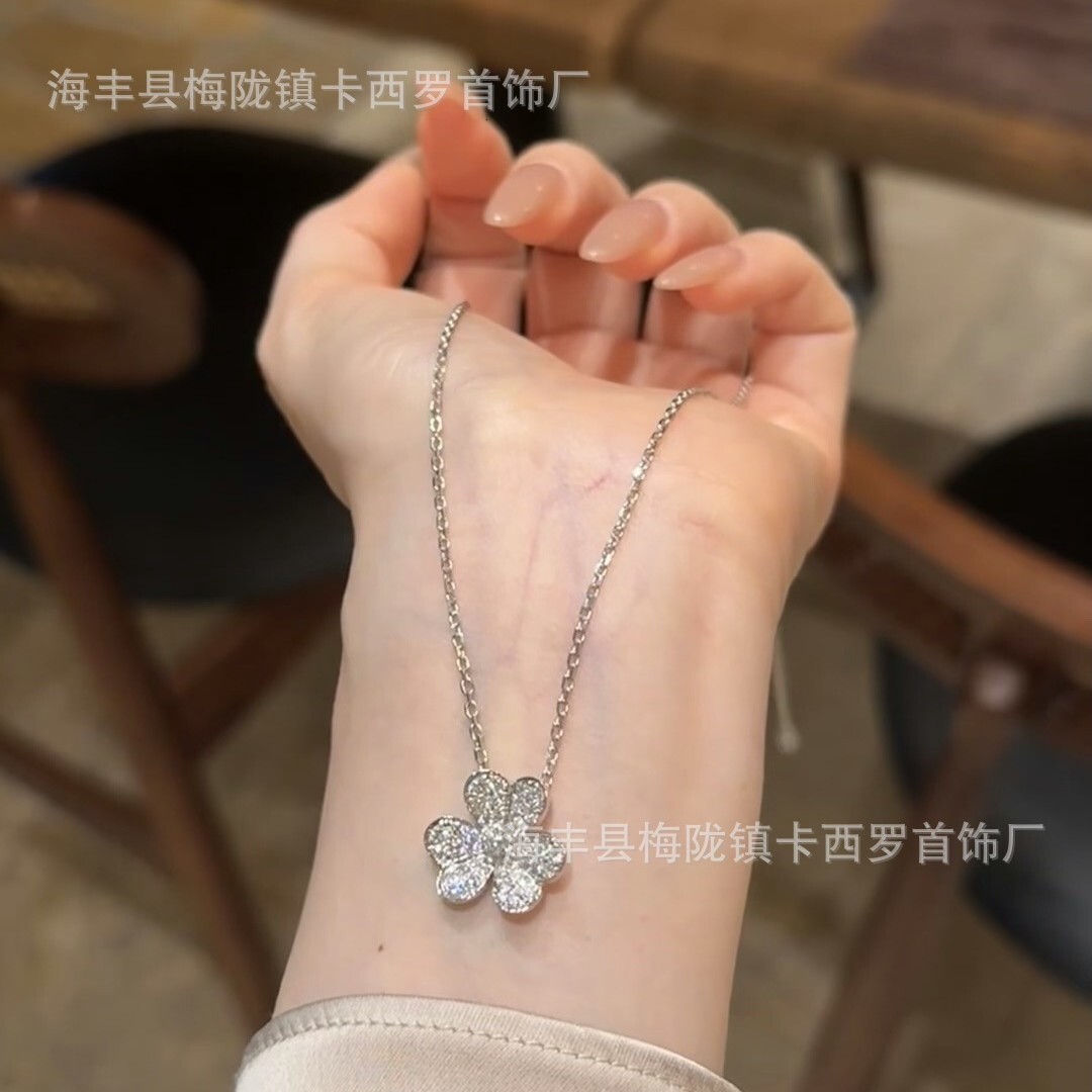 Designer Jewelry Vanly cliff necklaces Clover petal necklace with full diamond single flower simple and versatile clover pendant ins style collarbon