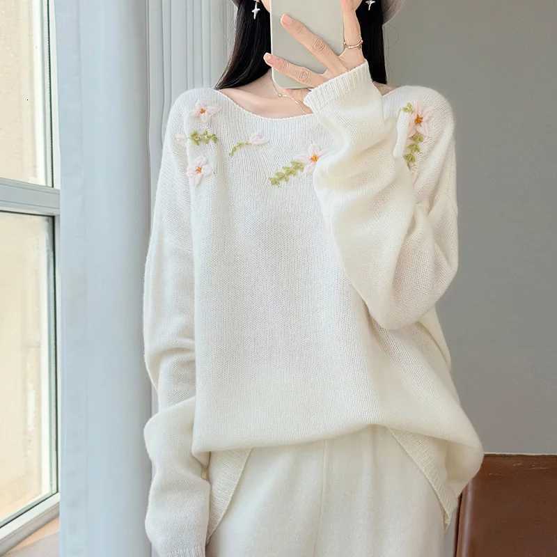 Women's Sweaters Autumn and winter 26 new 100 pure wool knitted long sleeved pullover women's sweater loose and versatile O-neck Embroider