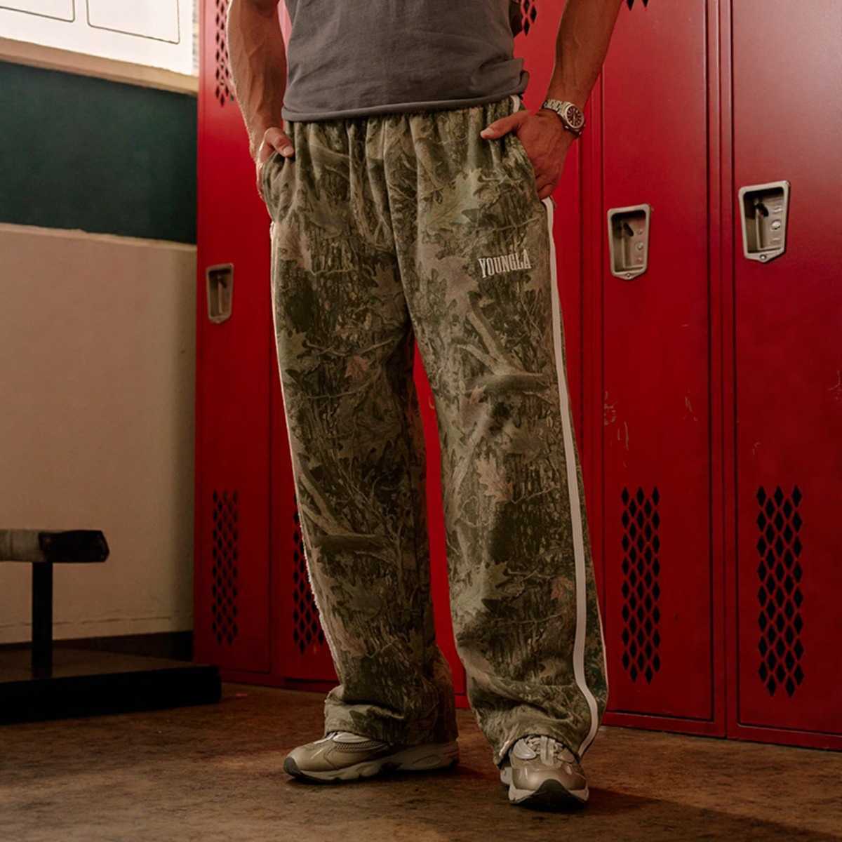 American-style new men's athletic pants featuring a two-tone patchwork design and a casual straight-leg cut suitable for basketball training T2