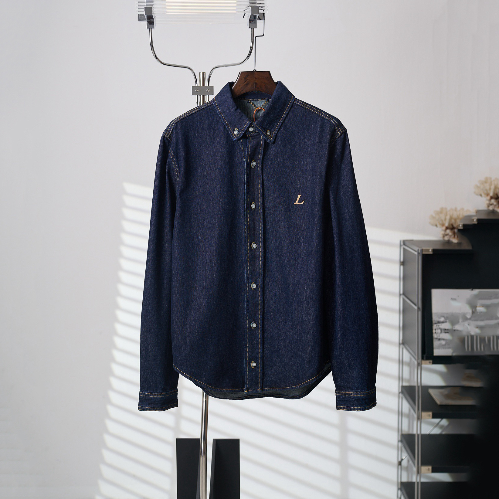 Design high-quality men's shirts with lettered leather labels, denim shirts, men's casual shirts, classic button open daily long sleeved s