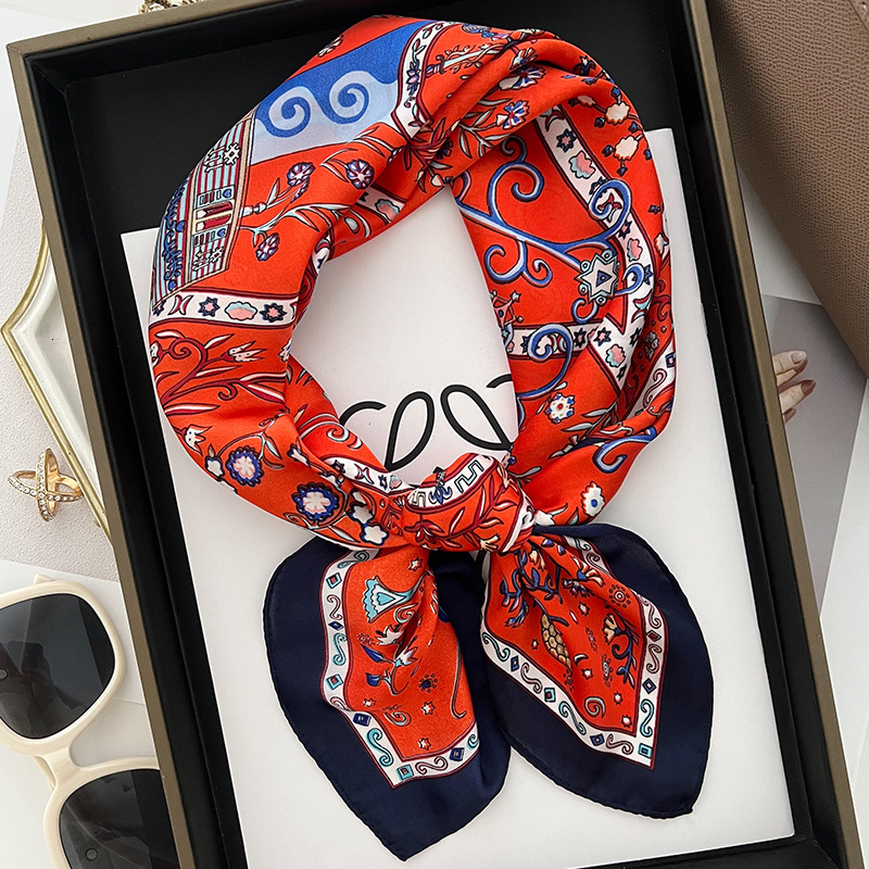 New spring and summer collection: retro small square scarf with chain print, versatile decorative scarf, made of lightweight faux silk, perfect as a