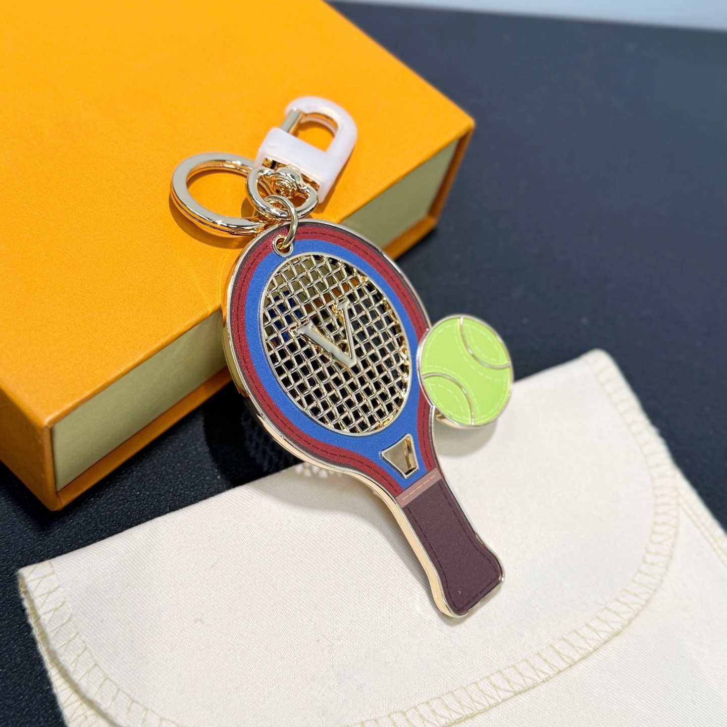 Luxury Tennis Racket Shape Keychain Bag Charm Classic Letter Metal Enamel Key Ring Fashion Sports Style Pendant For Handbag Car Key Accessories Gift