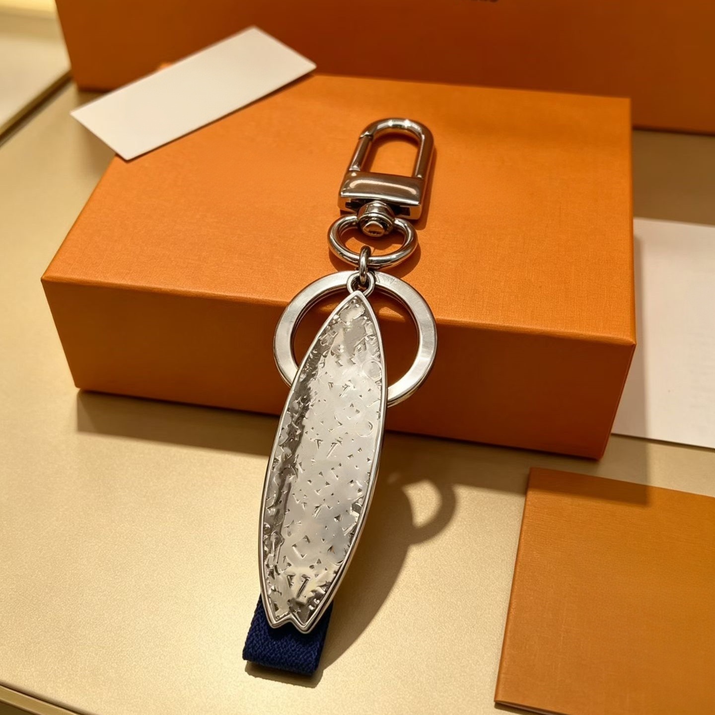 Luxury Designer Surfboard Shape Keychain Classic Embossed Pattern Metal Key Ring Bag Charm Car Key Pendant Fashion Women Handbag Accessories Gift