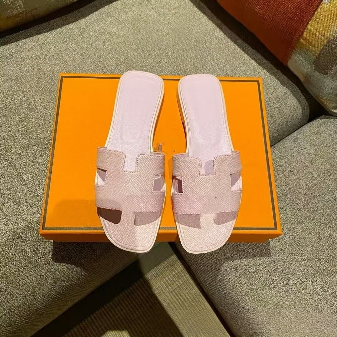 Pantoufles de plage sandales - Diapositives à talons plats en cuir pour femmes - Chaussures de bain d'hôtel d'été confortables avec design de des
