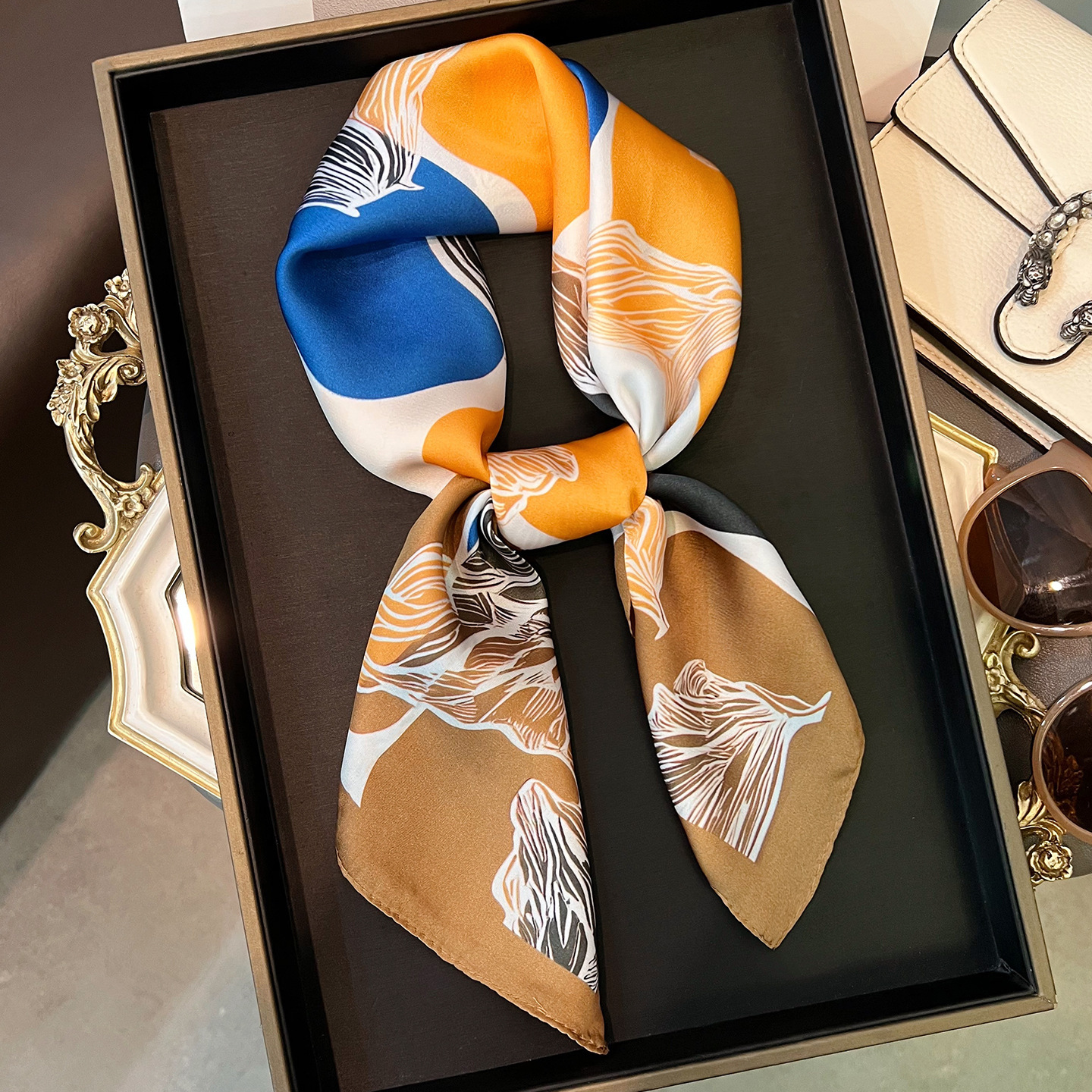 New Korean-style fashionable elegant faux square for women, lightweight and versatile summer accessory, a luxurious silk scarf
