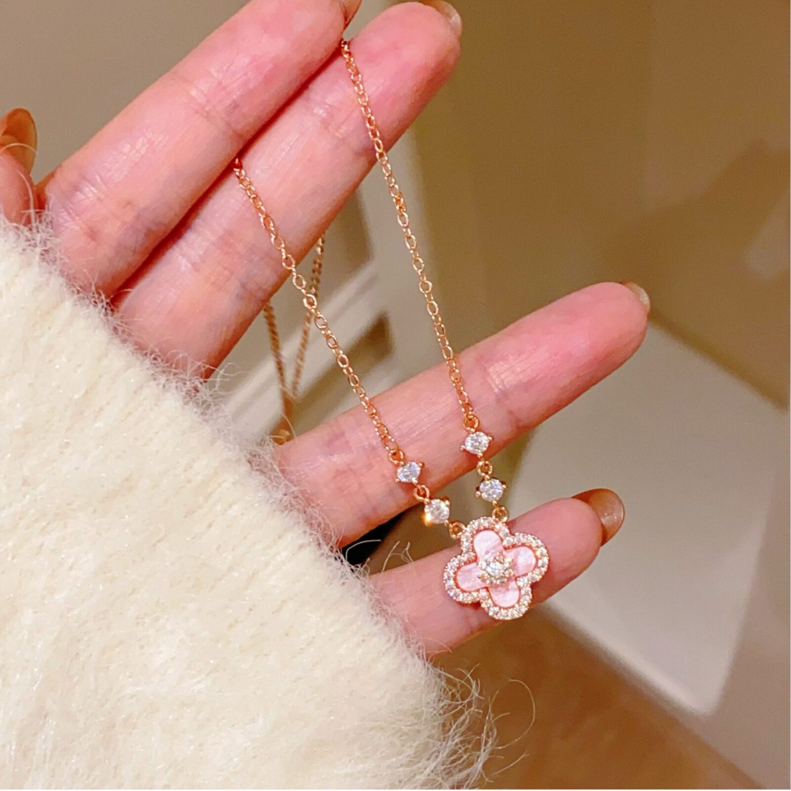 Designer Collarbone Necklace Luxury Pink Shell Four Leaf Clover Gold Plated Diamond Inlaid Y2K Elegant Women Jewelry Versatile Casual Office Accesso
