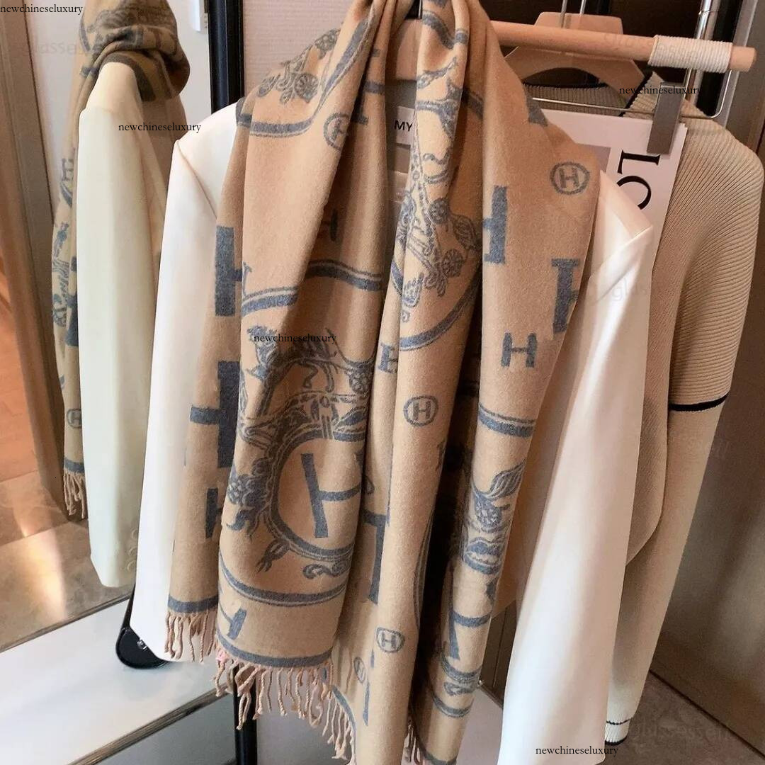 Luxury designer retro letter cashmere scarf outdoor soft warm shawl suitable for both men women in autumn and winter