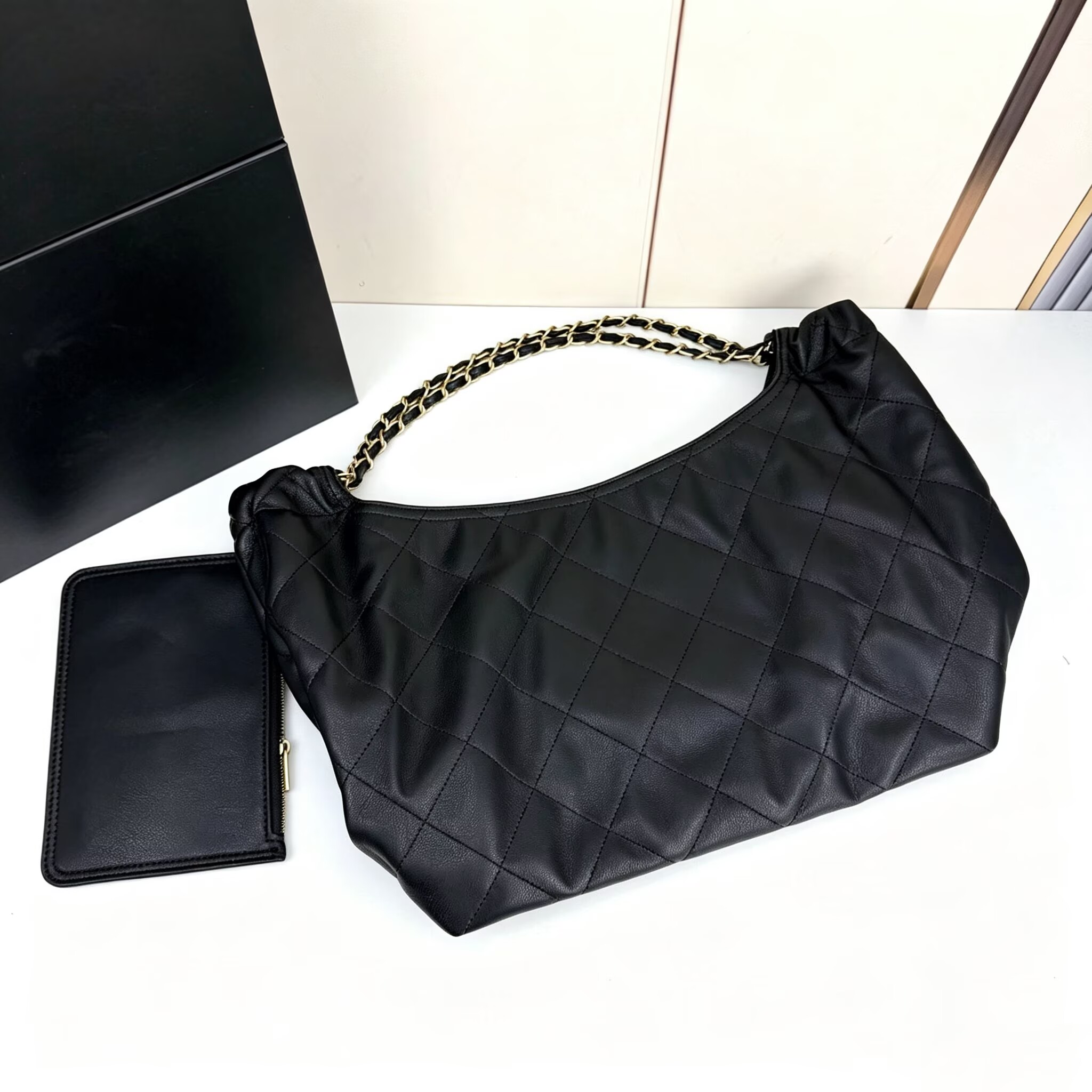 Women's bag, black gold chain shoulder strap tote bag, diamond checkered details and soft sheepskin material, versatile and practical